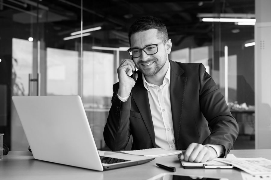 Notario hablando con un cliente por teléfono